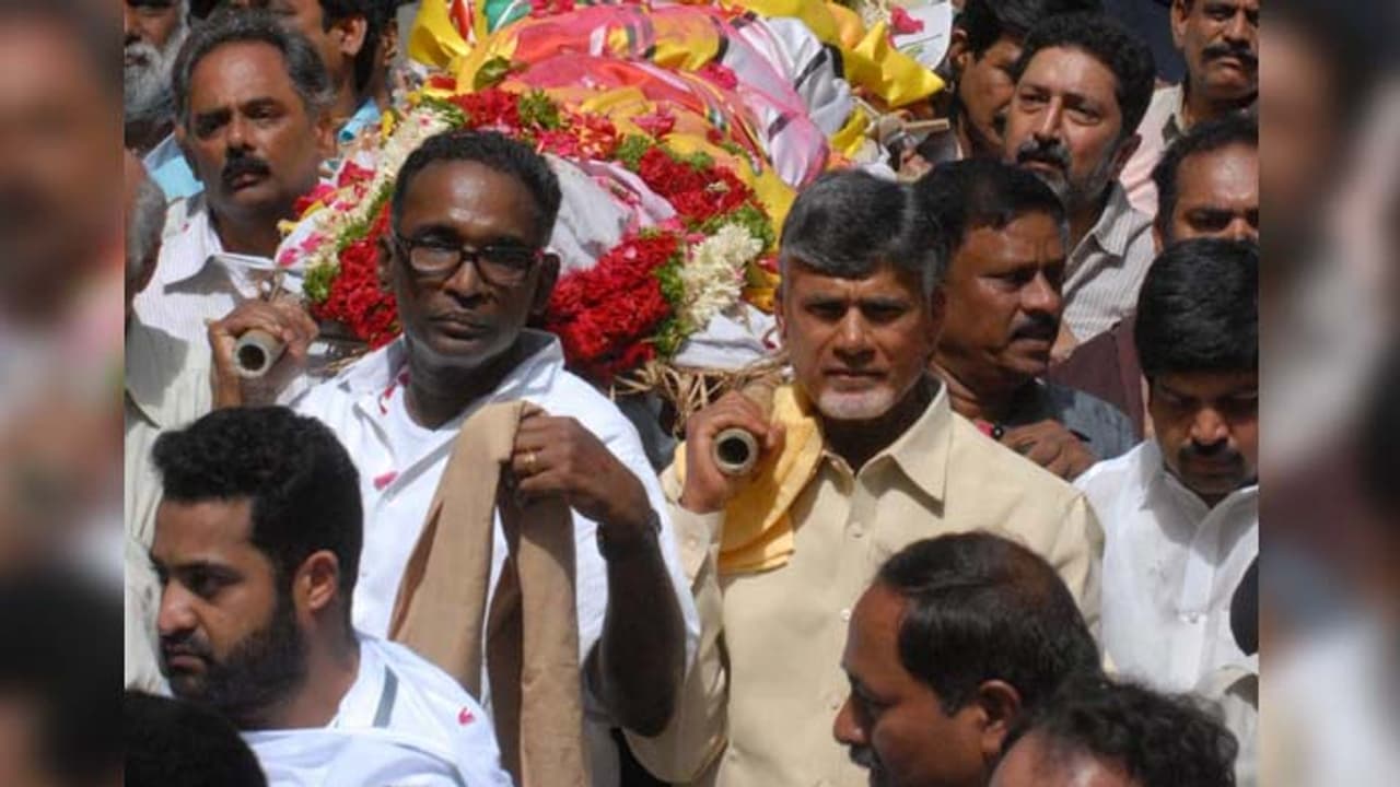 హరికృష్ణ అంత్యక్రియలు: చితికి నిప్పంటించిన కళ్యాణ్‌రామ్