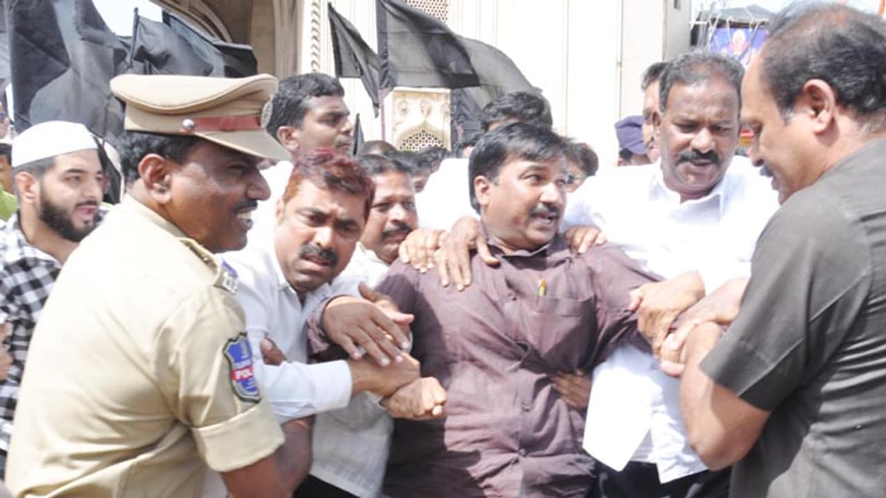 పాతబస్తీలో మెట్రో కావాలంటూ నిరసన.. జేఏసీ నేతల అరెస్ట్