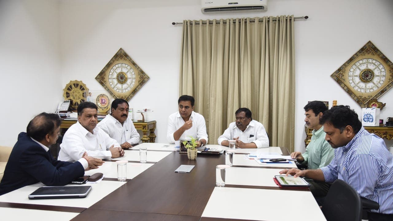 బల్లార్ పూర్ పరిశ్రమ పునరుద్ధరణకు కేటీఆర్ హామీ బల్లార్ పూర్ పరిశ్రమ పునరుద్ధరణకు కేటీఆర్ హామీ