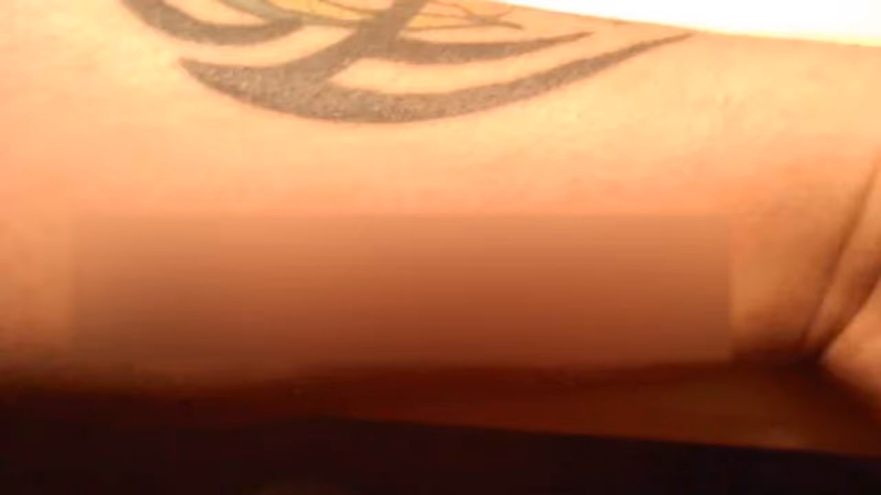 కొడుకు పెద్ద ‘గజిని’.. ఫోన్ నెంబర్ పచ్చబొట్టు వేయించిన తండ్రి కొడుకు పెద్ద ‘గజిని’.. ఫోన్ నెంబర్ పచ్చబొట్టు వేయించిన తండ్రి