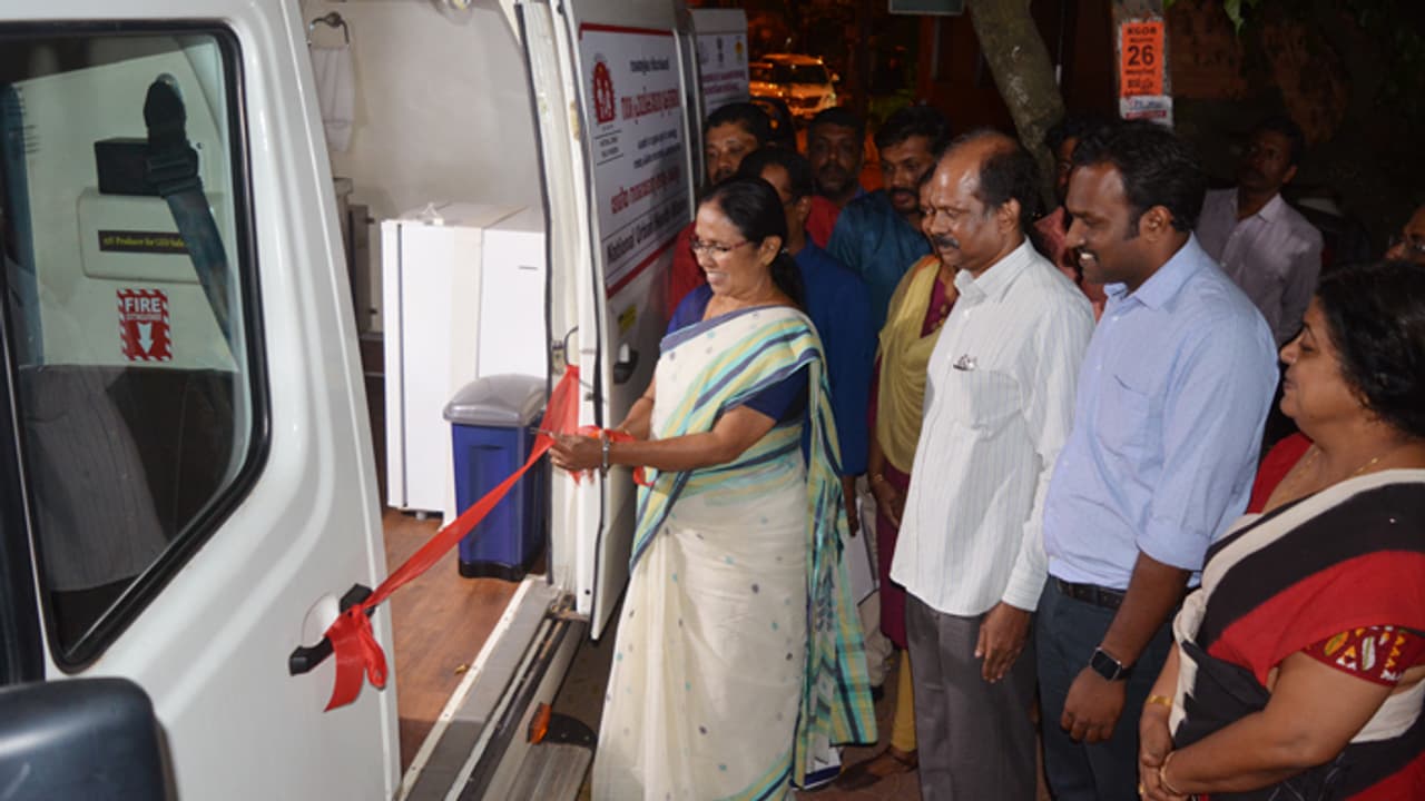 പ്രളയബാധിത മേഖലകളില് പകര്ച്ചവ്യാധികള് തടയാന് മൊബൈല് മെഡിക്കല് ക്ലിനിക്കുകള് സേവനം പ്രളയബാധിത മേഖലകളില് പകര്ച്ചവ്യാധികള് തടയാന് മൊബൈല് മെഡിക്കല് ക്ലിനിക്കുകള് സേവനം