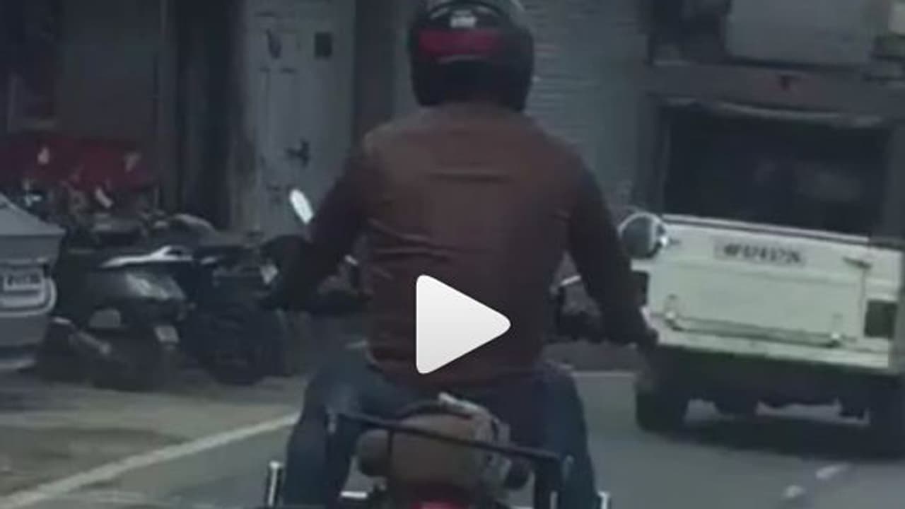 ഷിംല മലനിരകളില് റോയല് എന്ഫീല്ഡില് ചുറ്റിയടിച്ച് ധോണി വീഡിയോ ഷിംല മലനിരകളില് റോയല് എന്ഫീല്ഡില് ചുറ്റിയടിച്ച് ധോണി വീഡിയോ