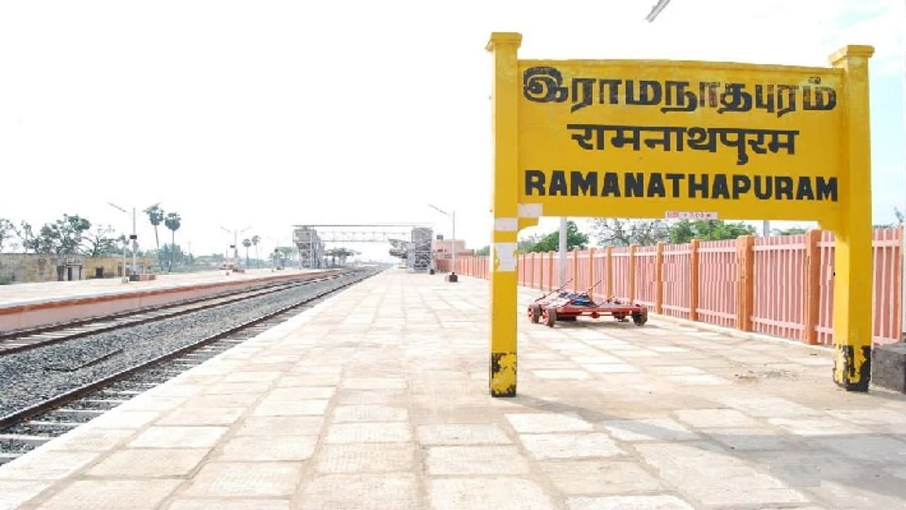 இராமநாதபுரம்: போலி போலீஸ் வாகனத்தில் ஆசிரியர் கடத்தல்.! இராமநாதபுரம்: போலி போலீஸ் வாகனத்தில் ஆசிரியர் கடத்தல்.!