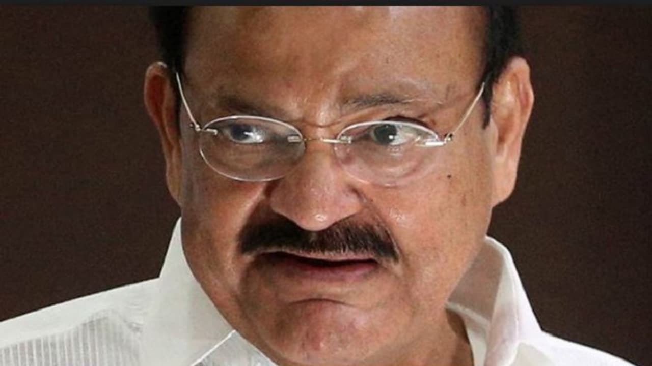 ಬಾತ್ ರೂಂ, ಬೆಡ್ ರೂಂ 'ರಹಸ್ಯ' ಹೊರ ಬಿತ್ತು: ವೆಂಕಯ್ಯ ನಾಯ್ಡು! ಬಾತ್ ರೂಂ, ಬೆಡ್ ರೂಂ 'ರಹಸ್ಯ' ಹೊರ ಬಿತ್ತು: ವೆಂಕಯ್ಯ ನಾಯ್ಡು!