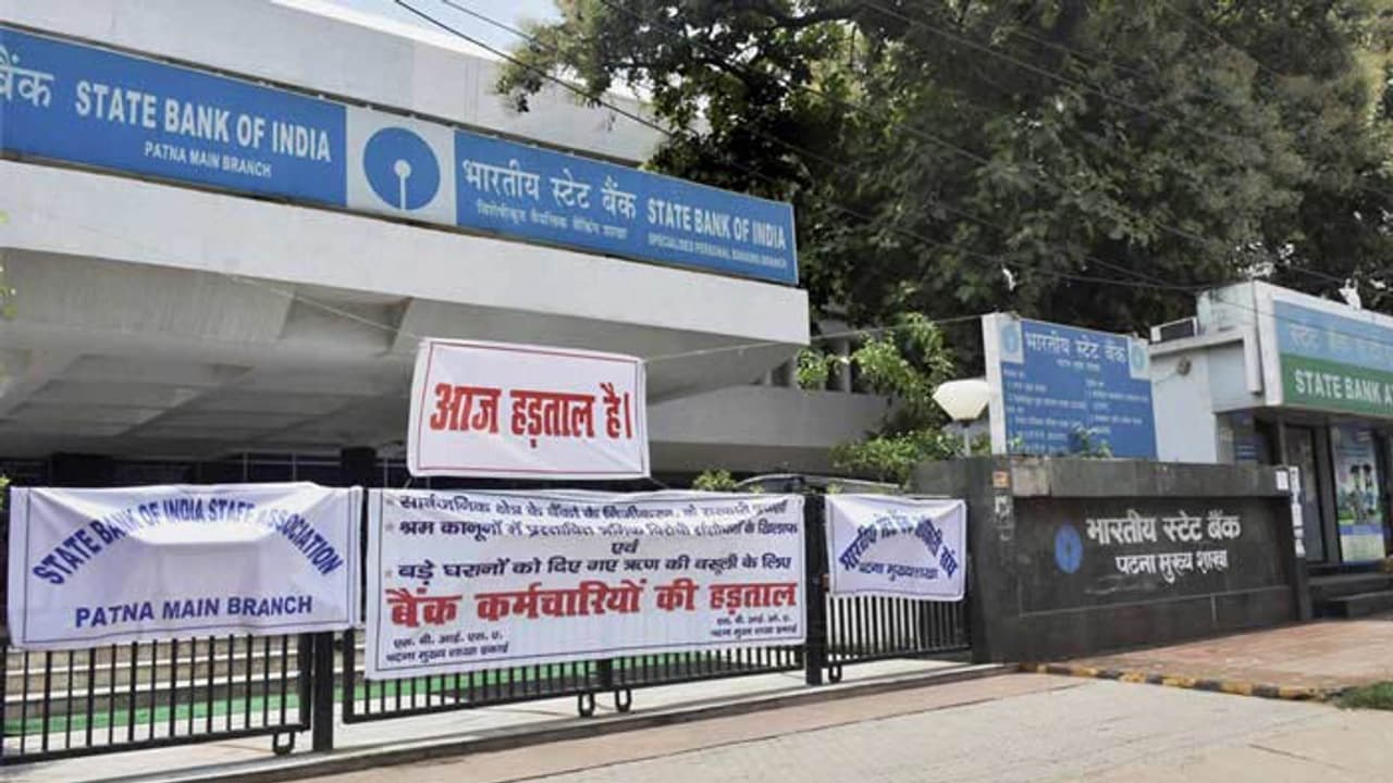 "ఆరు రోజులు బ్యాంకులకు సెలవులు".. నమ్మకండి అది గాలివార్తే "ఆరు రోజులు బ్యాంకులకు సెలవులు".. నమ్మకండి అది గాలివార్తే