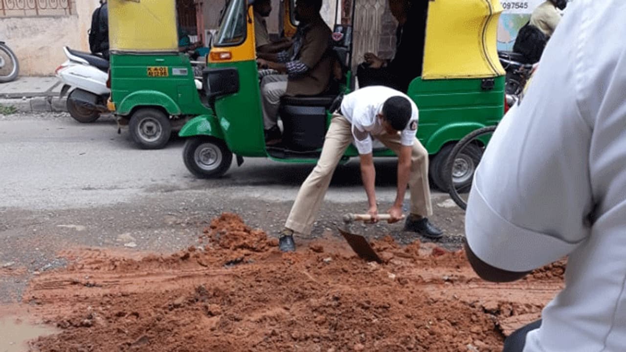 ಟ್ರಾಫಿಕ್ ಜಾಮ್ ನಿಯಂತ್ರಣಕ್ಕೆ ರಸ್ತೆ ಗುಂಡಿ ಮುಚ್ಚಿದ ಪೇದೆ..! ಟ್ರಾಫಿಕ್ ಜಾಮ್ ನಿಯಂತ್ರಣಕ್ಕೆ ರಸ್ತೆ ಗುಂಡಿ ಮುಚ್ಚಿದ ಪೇದೆ..!