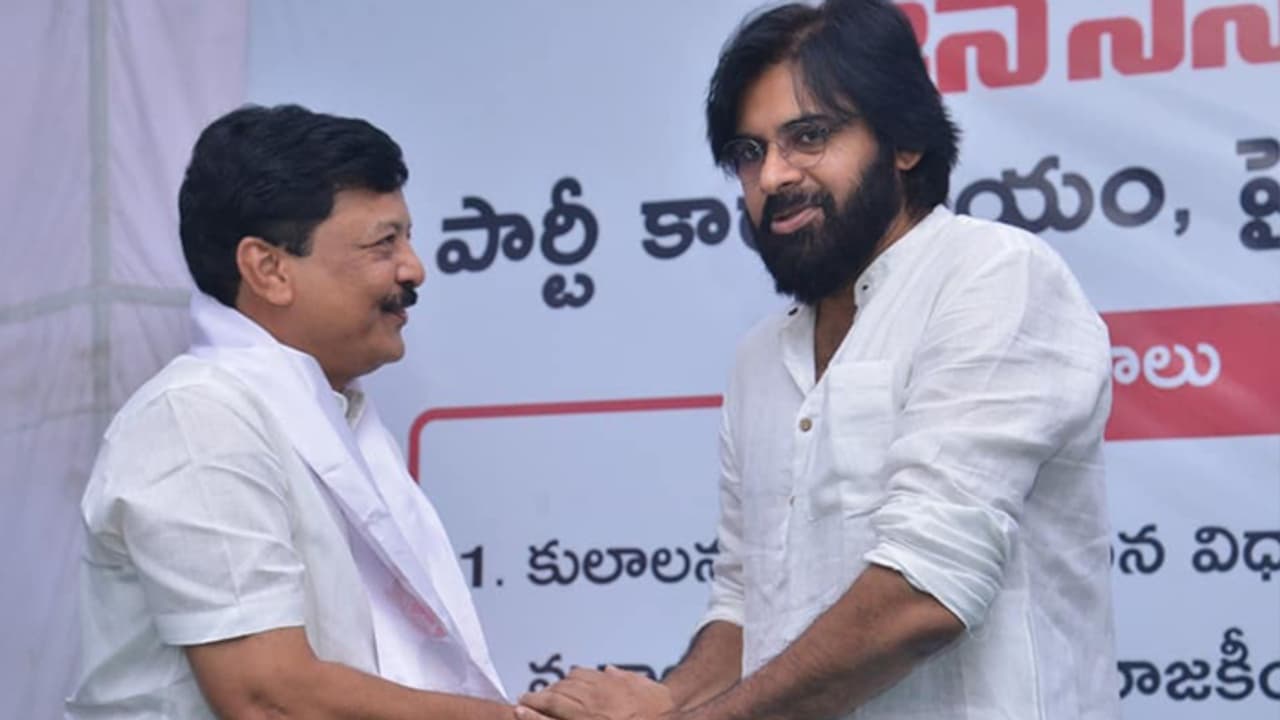 నిడదవోలు నుండి జనసేన పోటీ: కందుల దుర్గేష్ను ప్రకటించిన పవన్ కళ్యాణ్ నిడదవోలు నుండి జనసేన పోటీ: కందుల దుర్గేష్ను ప్రకటించిన పవన్ కళ్యాణ్