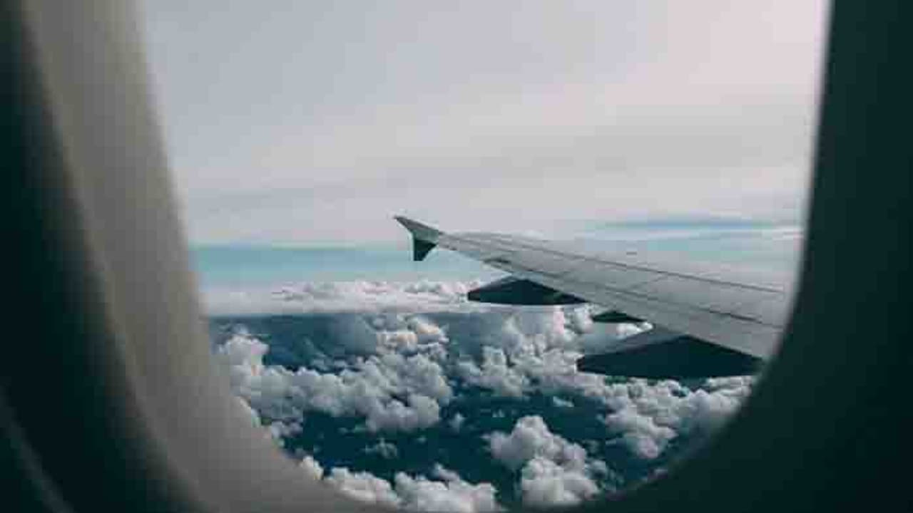 ടേക്ക് ഓഫ്, ലാൻഡിംഗ് സമയത്ത് ജനൽ ഷേഡുകൾ അടയ്ക്കണം, ഫോട്ടോ എടുക്കരുത്; പ്രതിരോധ വിമാനത്താവളങ്ങളിൽ കർശന നിർദേശം