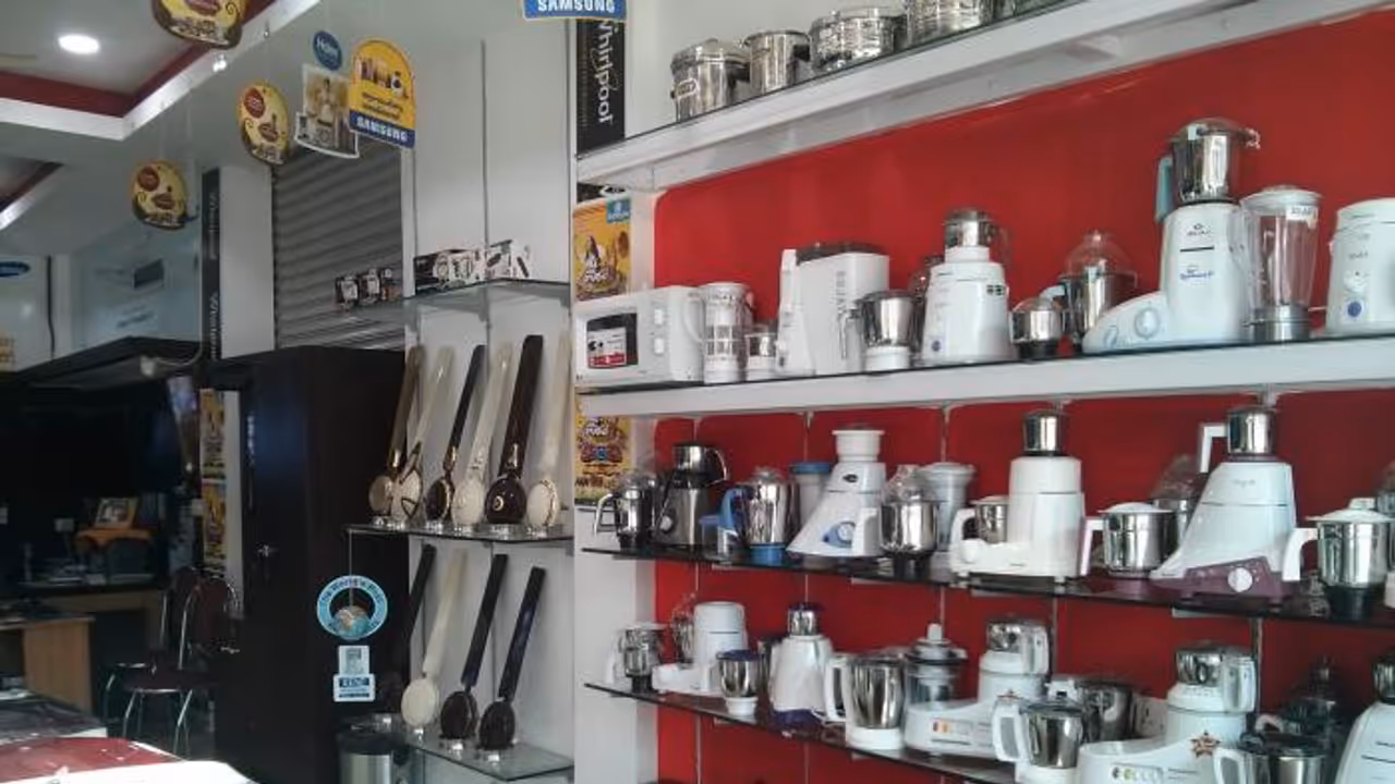 പ്രളയക്കെടുതി; വ്യാപാര സ്ഥാപനങ്ങളില് ജനത്തിരക്ക് കൂടുന്നു പ്രളയക്കെടുതി; വ്യാപാര സ്ഥാപനങ്ങളില് ജനത്തിരക്ക് കൂടുന്നു