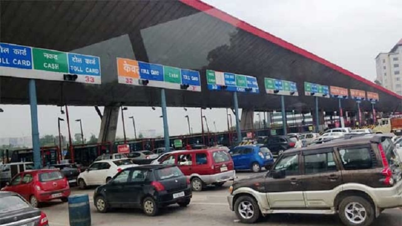 జగ్గయ్యపేట వద్ద భారీగా ట్రాఫిక్ జాం: ఏపీలోకి అనుమతించని పోలీసులు జగ్గయ్యపేట వద్ద భారీగా ట్రాఫిక్ జాం: ఏపీలోకి అనుమతించని పోలీసులు