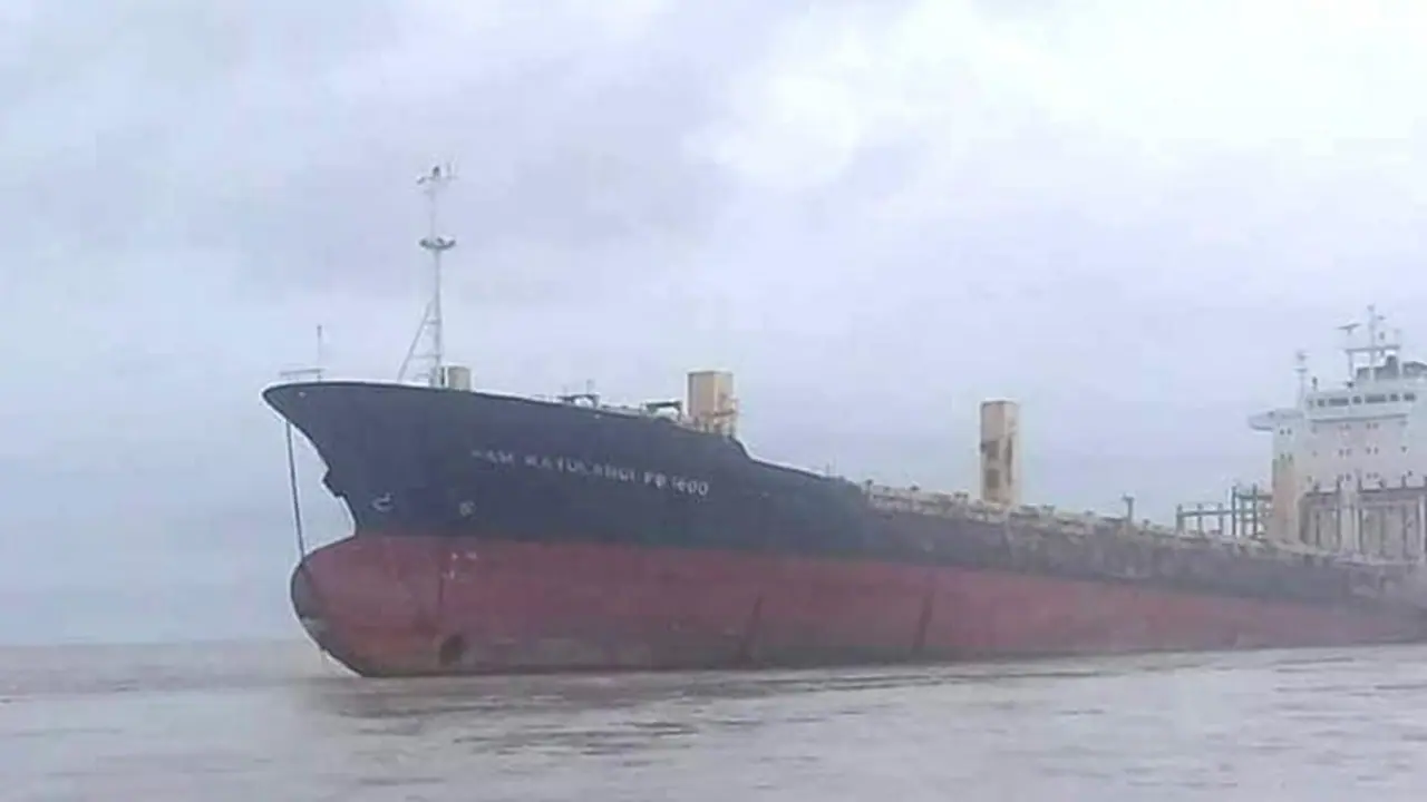 2 tonnes of oil leaks into sea at Tamil Nadu's Ennore Kamarajar port