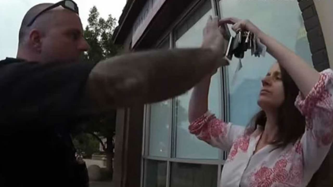 മാധ്യമപ്രവര്ത്തകയോട് പെണ്ണിനെ പോലെ പെരുമാറണമെന്ന് ആക്രോശം; പൊലീസുകാര് കുരുക്കില് മാധ്യമപ്രവര്ത്തകയോട് പെണ്ണിനെ പോലെ പെരുമാറണമെന്ന് ആക്രോശം; പൊലീസുകാര് കുരുക്കില്