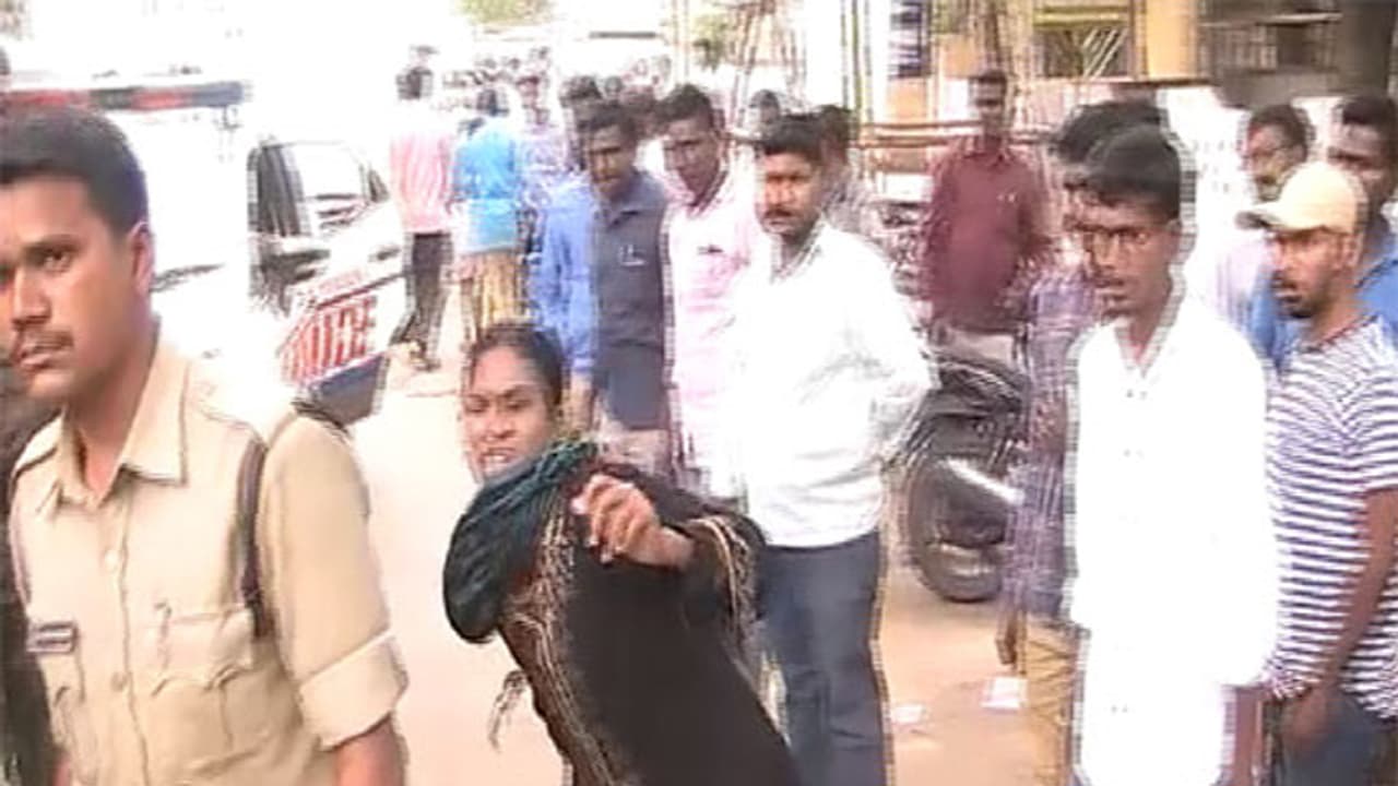 కడపలో మంత్రికి చేదు అనుభవం.. బూటు విసిరిన మహిళ కడపలో మంత్రికి చేదు అనుభవం.. బూటు విసిరిన మహిళ