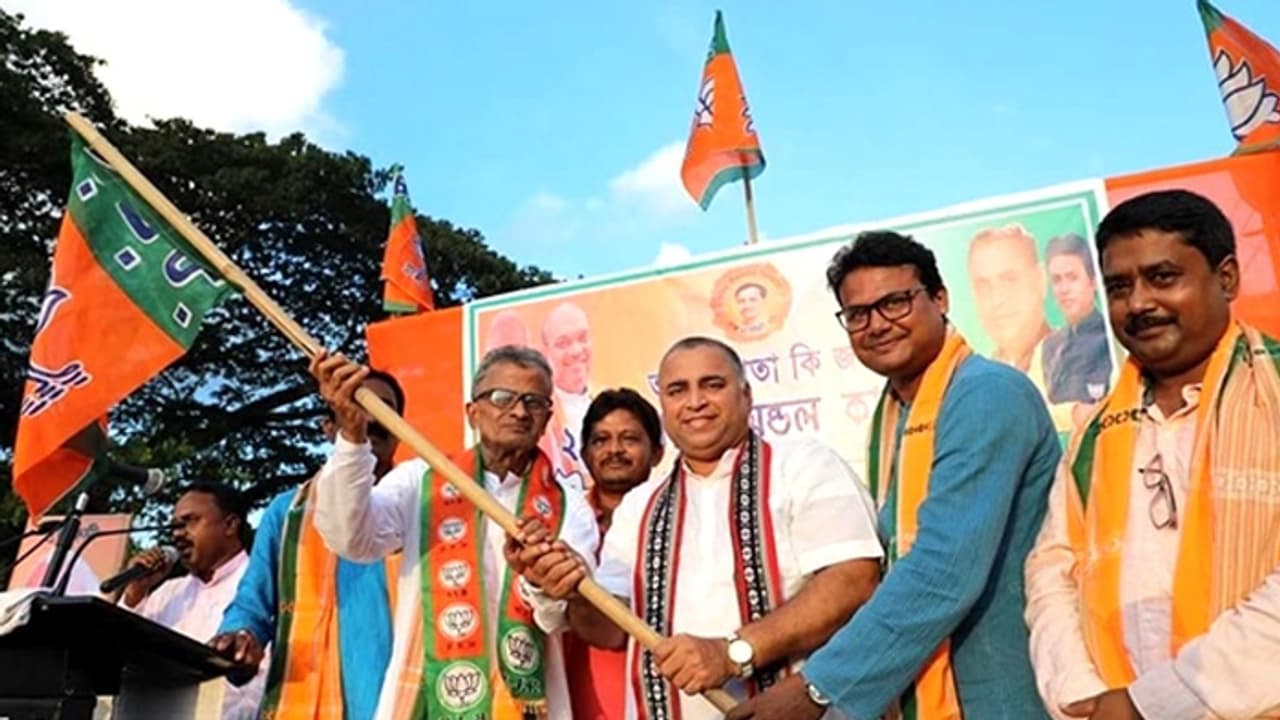 തൃപുരയില് സിപിഐഎമ്മിന് വീണ്ടും ഞെട്ടല്; മുതിര്ന്ന നേതാവ് ബിജെപിയില് ചേര്ന്നു തൃപുരയില് സിപിഐഎമ്മിന് വീണ്ടും ഞെട്ടല്; മുതിര്ന്ന നേതാവ് ബിജെപിയില് ചേര്ന്നു