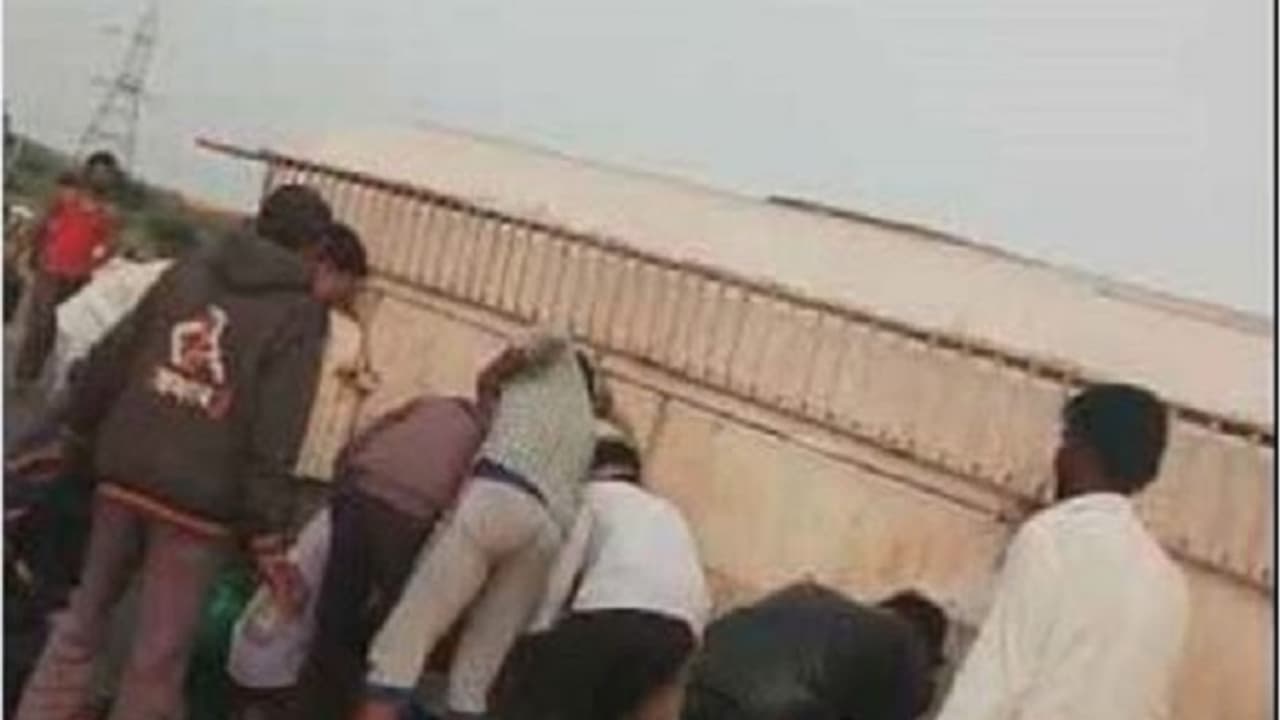 ಟ್ಯಾಂಕರ್ ಪಲ್ಟಿ ; ಪೆಟ್ರೋಲ್ ತುಂಬಿಸಿಕೊಳ್ಳಲು ಮುಗಿಬಿದ್ದ ಜನ ಟ್ಯಾಂಕರ್ ಪಲ್ಟಿ ; ಪೆಟ್ರೋಲ್ ತುಂಬಿಸಿಕೊಳ್ಳಲು ಮುಗಿಬಿದ್ದ ಜನ