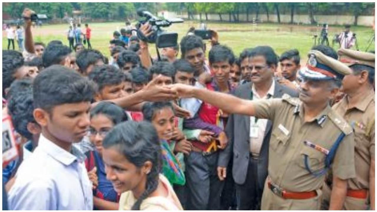 சிவில் சர்வீஸ் தேர்வில் மாநிலத்தில் முதல் இடம் பிடித்தவர் தான் இன்றைய ஆணையர் ஏ.கே.விஸ்வநாதன்..! சிவில் சர்வீஸ் தேர்வில் மாநிலத்தில் முதல் இடம் பிடித்தவர் தான் இன்றைய ஆணையர் ஏ.கே.விஸ்வநாதன்..!