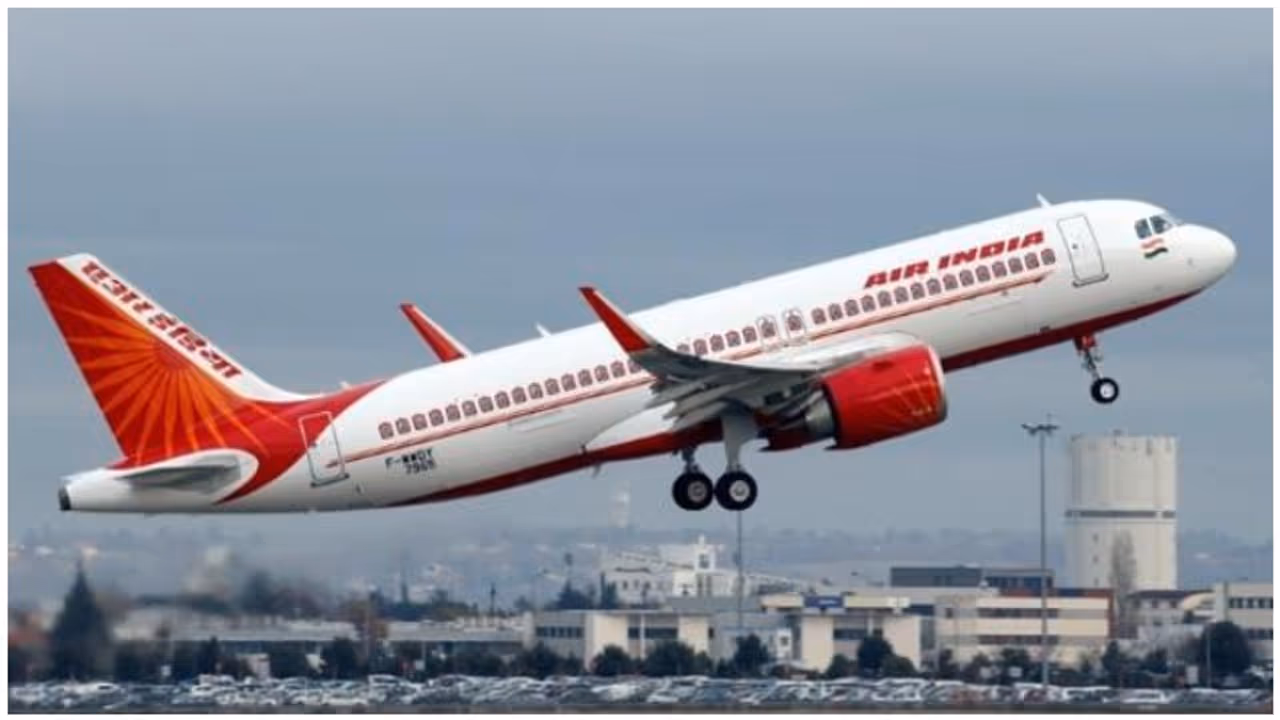 എയര് ഇന്ത്യ വിമാനത്തില്നിന്ന് വീണ് എയര് ഹോസ്റ്റസ് ഗുരുതരാവസ്ഥയില് എയര് ഇന്ത്യ വിമാനത്തില്നിന്ന് വീണ് എയര് ഹോസ്റ്റസ് ഗുരുതരാവസ്ഥയില്