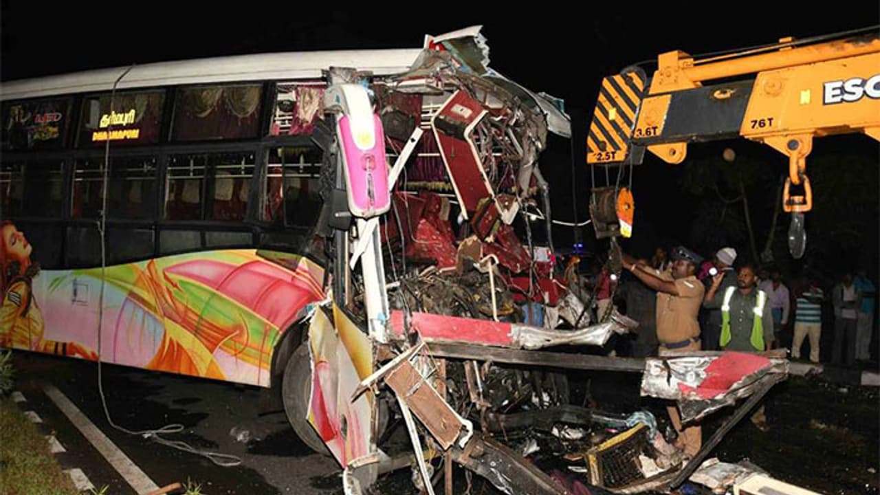 സേലം ബസപകടം: മരിച്ച ഒരു മലയാളിയെ കൂടി തിരിച്ചറിഞ്ഞു സേലം ബസപകടം: മരിച്ച ഒരു മലയാളിയെ കൂടി തിരിച്ചറിഞ്ഞു