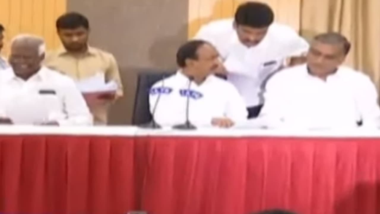 అర్చకుల వయో పరిమితి 65 ఏళ్లకు పెంపు: తెలంగాణ కేబినెట్ నిర్ణయం అర్చకుల వయో పరిమితి 65 ఏళ్లకు పెంపు: తెలంగాణ కేబినెట్ నిర్ణయం