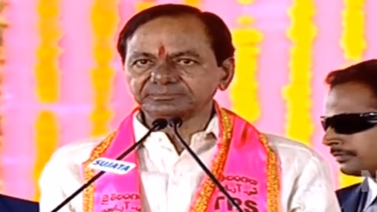 ఢిల్లీకి బానిసలుగా ఉండొద్దు: కాంగ్రెస్ పై కేసీఆర్ విసుర్లు ఢిల్లీకి బానిసలుగా ఉండొద్దు: కాంగ్రెస్ పై కేసీఆర్ విసుర్లు