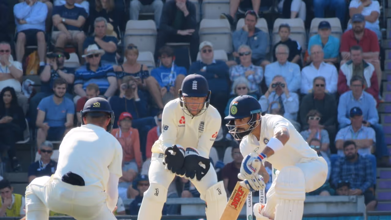 ಅರ್ಧಶತಕ ಸಿಡಿಸಿ ಆಸರೆಯಾದ ವಿರಾಟ್ ಕೊಹ್ಲಿ ಅರ್ಧಶತಕ ಸಿಡಿಸಿ ಆಸರೆಯಾದ ವಿರಾಟ್ ಕೊಹ್ಲಿ