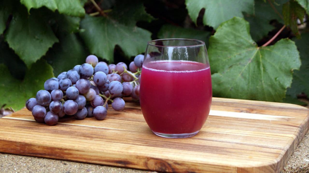 മുന്തിരി ജ്യൂസ് കുടിച്ചു; പിന്നാലെ ഛര്‍ദിച്ച് കുഴഞ്ഞ് വീണു, 4 വയസുകാരി ഉള്‍പ്പെടെ 3പേര്‍ക്ക് ദേഹാസ്വാസ്ഥ്യം