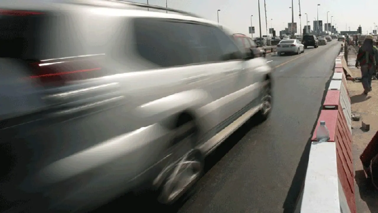 భీభత్సం... నిర్లక్ష్యపు డ్రైవింగ్, ఇద్దరు చిన్నారులపైకి దూసుకెళ్లిన కారు భీభత్సం... నిర్లక్ష్యపు డ్రైవింగ్, ఇద్దరు చిన్నారులపైకి దూసుకెళ్లిన కారు