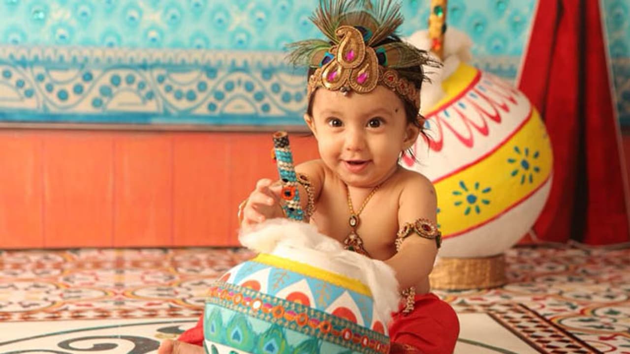 బుల్లి గోపాలుడిగా నారా దేవాన్ష్.. సోషల్ మీడియాలో వైరల్ అవుతున్న ఫోటోలు బుల్లి గోపాలుడిగా నారా దేవాన్ష్.. సోషల్ మీడియాలో వైరల్ అవుతున్న ఫోటోలు