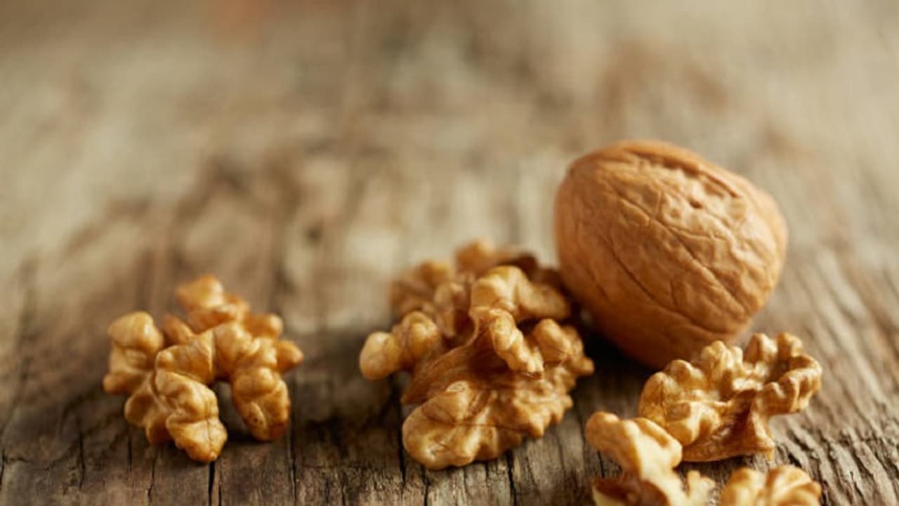 ಅಕ್ರೋಡ್ ಸಿಪ್ಪೆ ಮತ್ತು ಹೊಳೆವ ತ್ವಚೆ ಅಕ್ರೋಡ್ ಸಿಪ್ಪೆ ಮತ್ತು ಹೊಳೆವ ತ್ವಚೆ