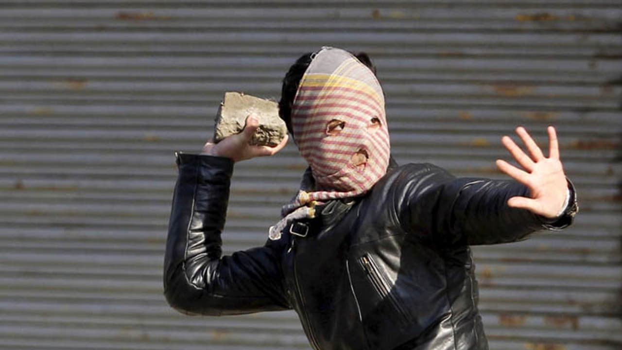 ಕಿಡಿಗೇಡಿಗಳಿಂದ ಸಿಎಂ ಕಾರಿನ ಮೇಲೆ ಚಪ್ಪಲಿ, ಕಲ್ಲು ತೂರಾಟ ಕಿಡಿಗೇಡಿಗಳಿಂದ ಸಿಎಂ ಕಾರಿನ ಮೇಲೆ ಚಪ್ಪಲಿ, ಕಲ್ಲು ತೂರಾಟ