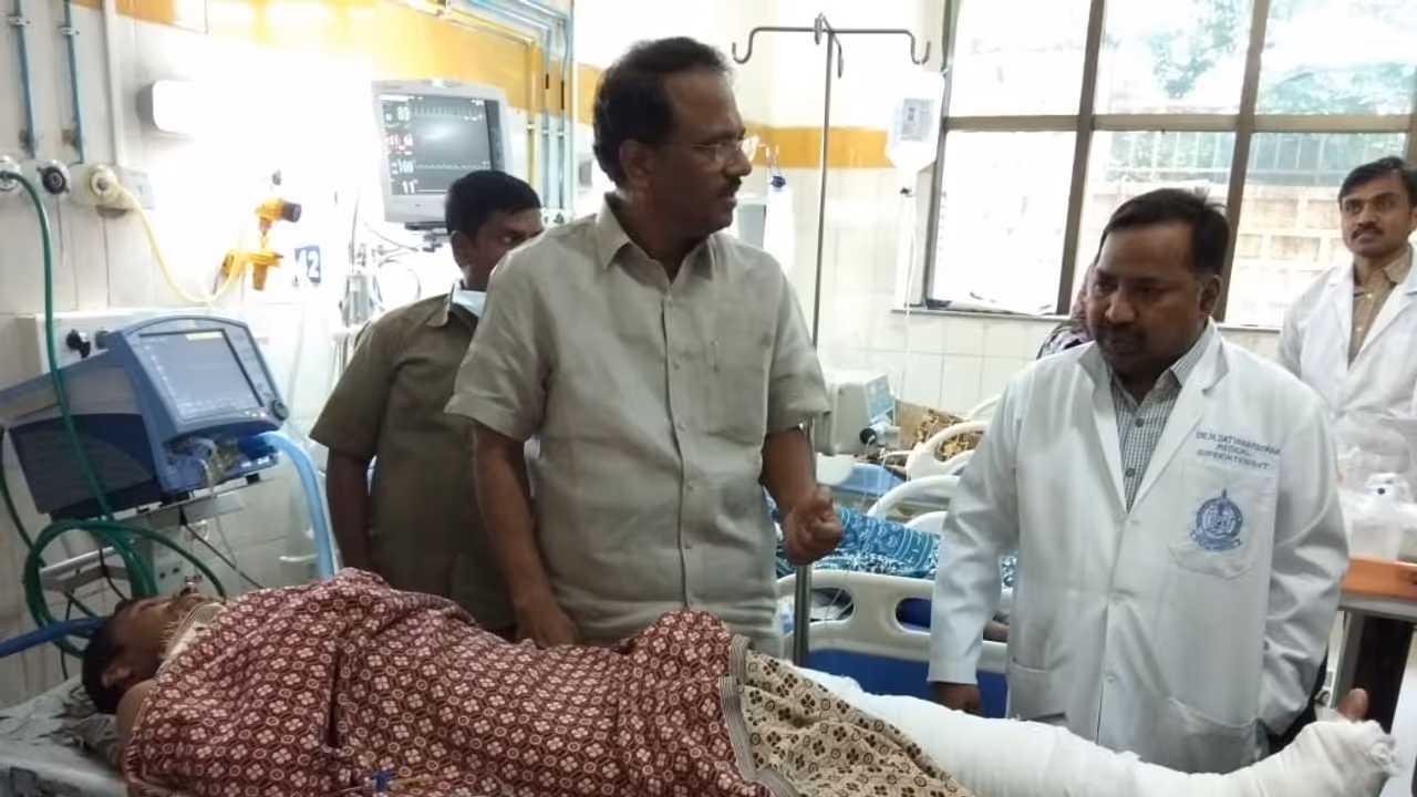 ప్రగతి నివేదన సభకు వస్తూ గాయపడిన కార్యకర్త: మంత్రి పరామర్శ ప్రగతి నివేదన సభకు వస్తూ గాయపడిన కార్యకర్త: మంత్రి పరామర్శ