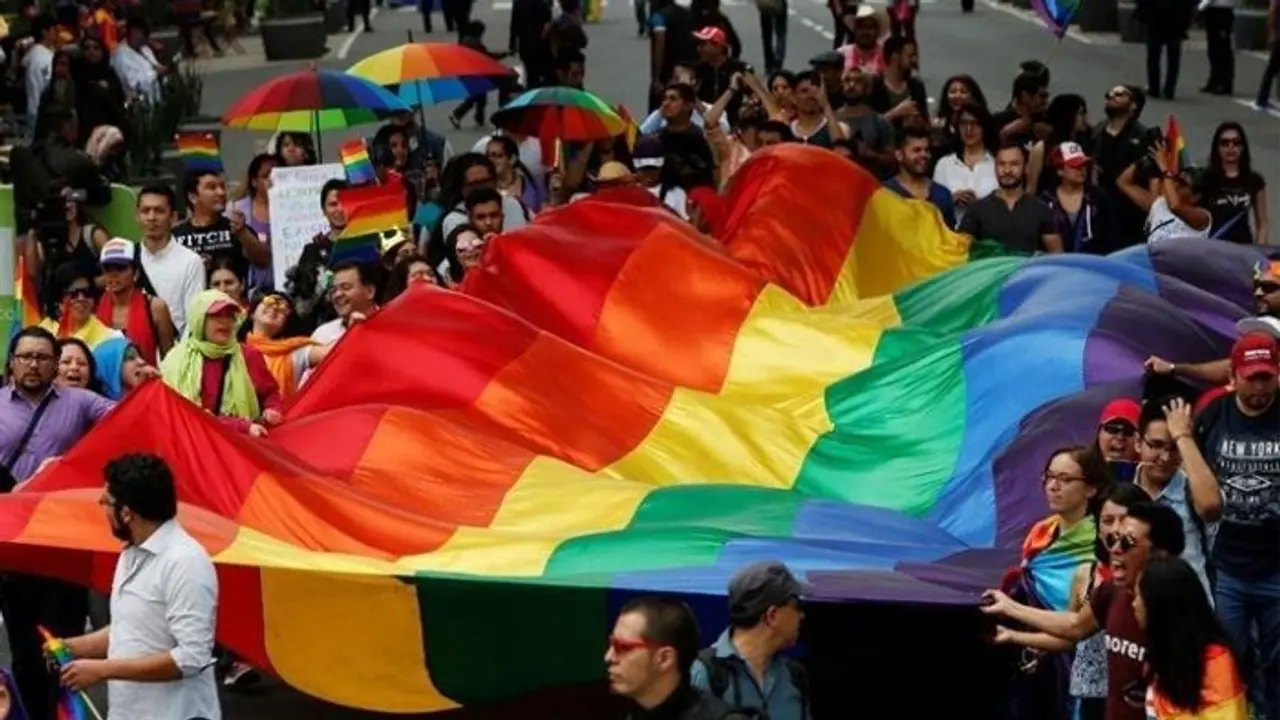 'ബൈ ബൈ സെക്ഷന് 377'; ചരിത്ര വിധിയെ സ്വാഗതം ചെയ്ത് സിനിമാ ലോകവും 'ബൈ ബൈ സെക്ഷന് 377'; ചരിത്ര വിധിയെ സ്വാഗതം ചെയ്ത് സിനിമാ ലോകവും