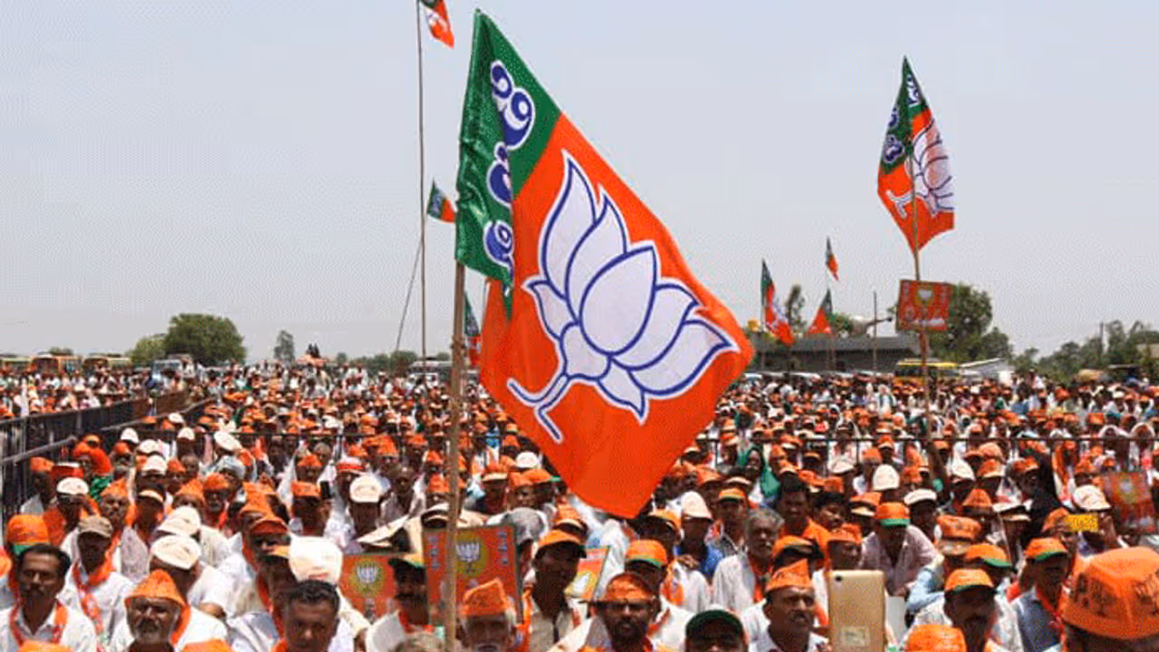 ಕೋಟೆ ನಾಡಿನಲ್ಲಿ ಅರಳಿತು ಕಮಲ ಕೋಟೆ ನಾಡಿನಲ್ಲಿ ಅರಳಿತು ಕಮಲ