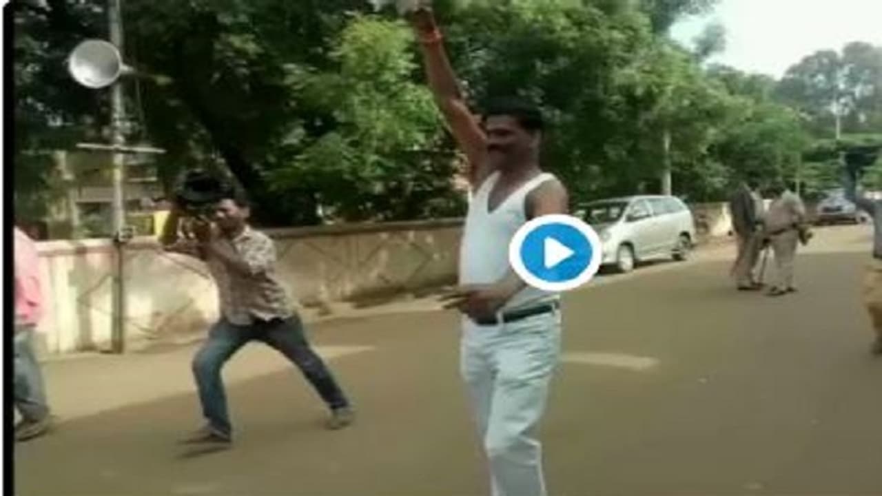 ಗೆದ್ದಾನೊಬ್ಬ ಗಂಗೂಲಿ: ಶರ್ಟ್ ಬಿಚ್ಚಿ ಮಾಡ್ಯಾನ ಗಲಿಬಿಲಿ! ಗೆದ್ದಾನೊಬ್ಬ ಗಂಗೂಲಿ: ಶರ್ಟ್ ಬಿಚ್ಚಿ ಮಾಡ್ಯಾನ ಗಲಿಬಿಲಿ!