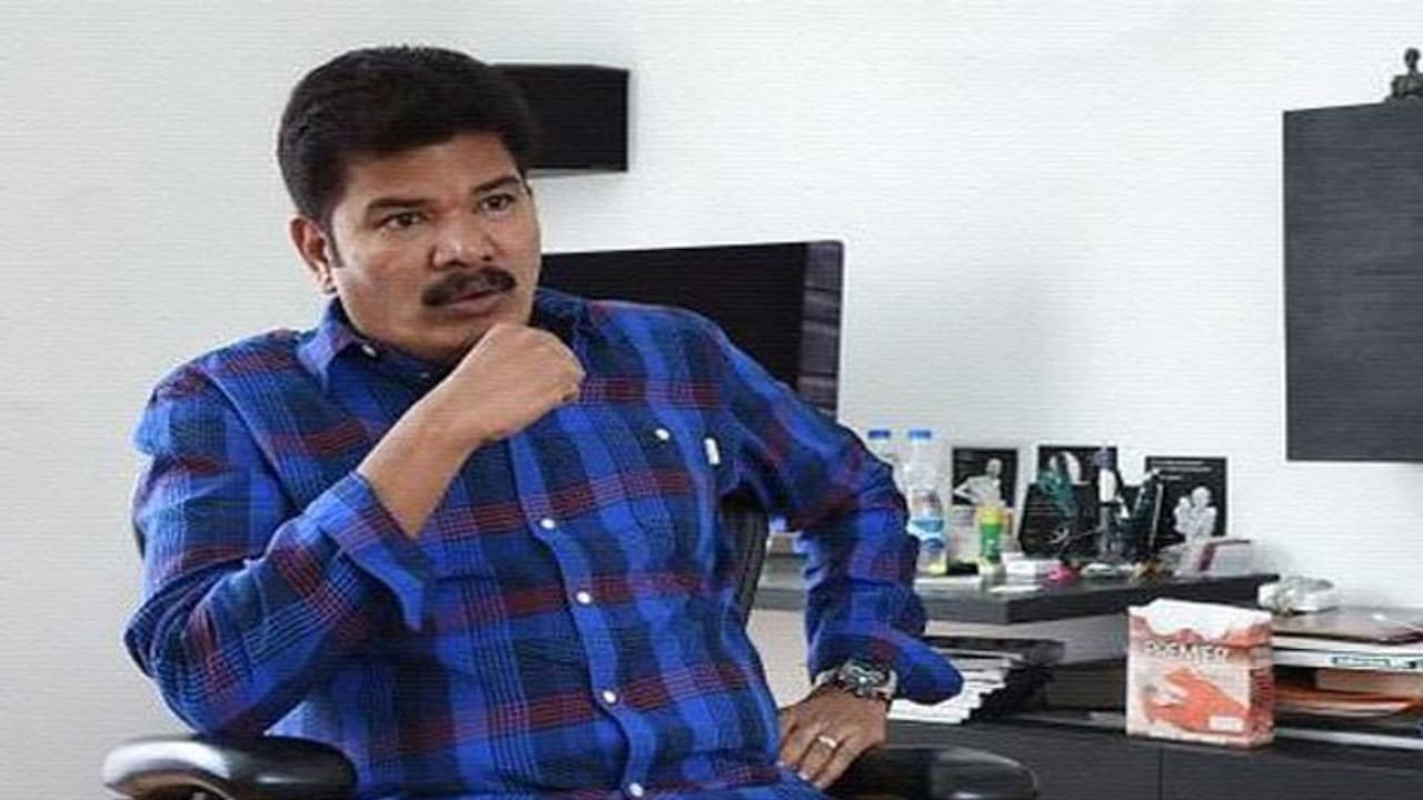 స్టార్ డైరెక్టర్ కి కోర్టు ఫైన్! స్టార్ డైరెక్టర్ కి కోర్టు ఫైన్!