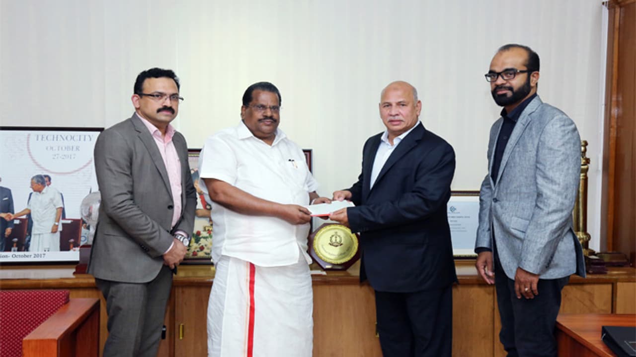 മുഖ്യമന്ത്രിയുടെ ദുരിതാശ്വാസനിധിയിലേക്ക് കെ.എം.ട്രേഡിങ്ങ് രണ്ട് കോടി മുപ്പത്തഞ്ച് ലക്ഷം രൂപ നല്കി മുഖ്യമന്ത്രിയുടെ ദുരിതാശ്വാസനിധിയിലേക്ക് കെ.എം.ട്രേഡിങ്ങ് രണ്ട് കോടി മുപ്പത്തഞ്ച് ലക്ഷം രൂപ നല്കി