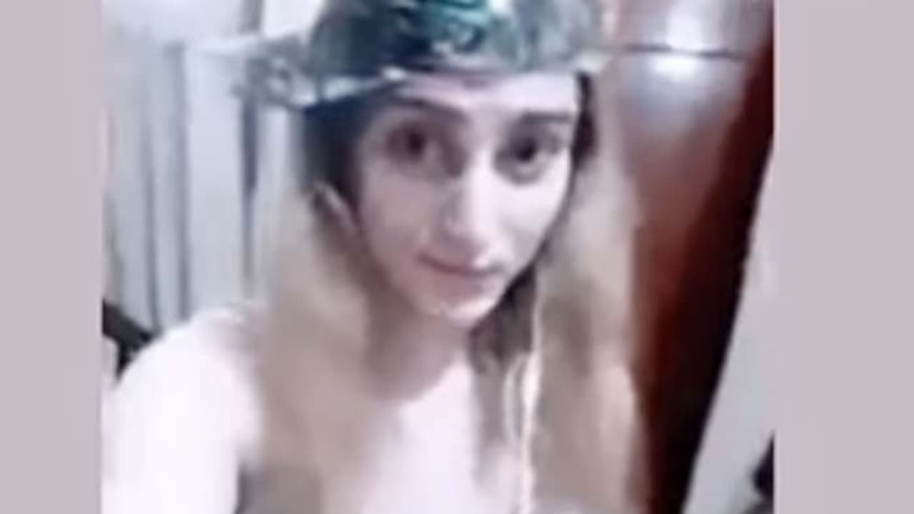 ఇండియన్ మ్యూజిక్ వింటూ సెల్ఫీ.. ఉద్యోగం పొగట్టుకున్న పాక్ యువతి ఇండియన్ మ్యూజిక్ వింటూ సెల్ఫీ.. ఉద్యోగం పొగట్టుకున్న పాక్ యువతి