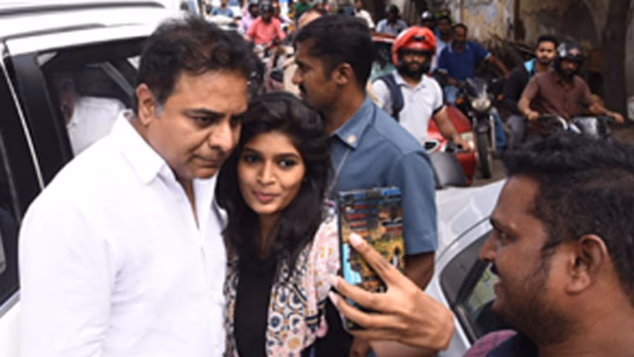 కామన్ మ్యాన్లా కేటీఆర్: కారు ఆపేసీ సెల్పీలు కామన్ మ్యాన్లా కేటీఆర్: కారు ఆపేసీ సెల్పీలు