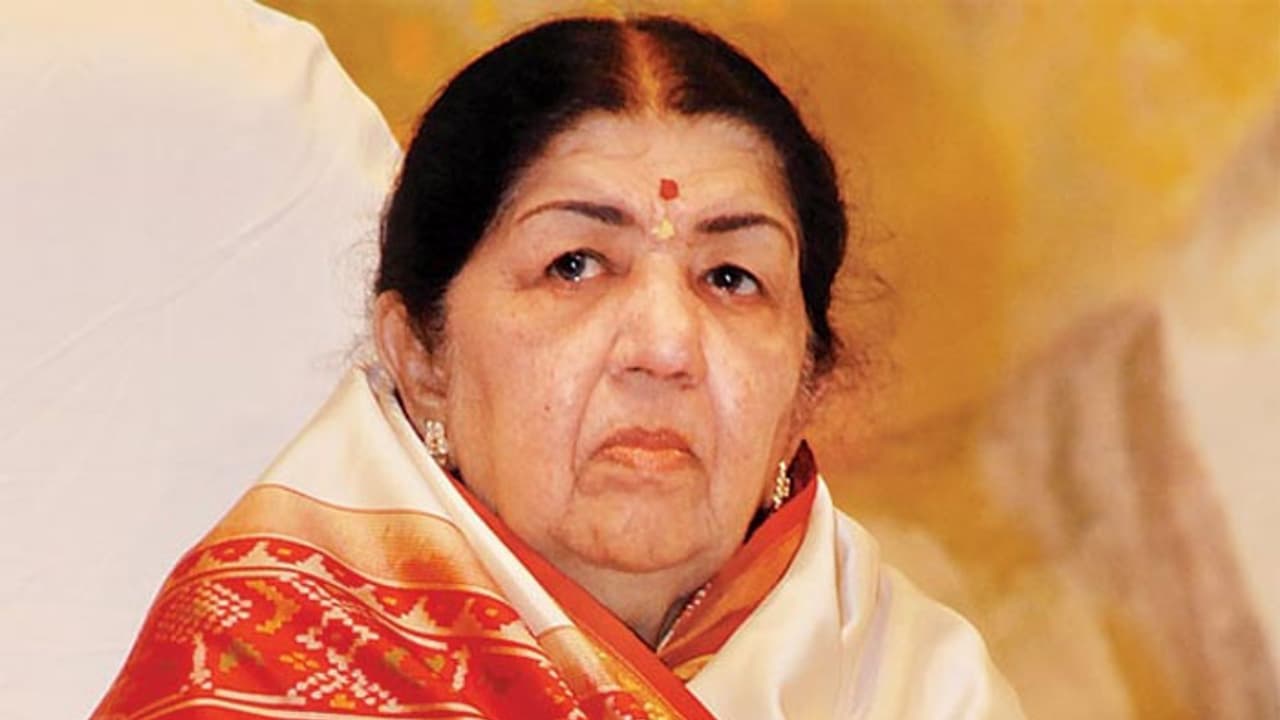 ఎవరిని అడిగి లిరిక్స్ మార్చారు.. ప్రముఖ గాయని ఫైర్! ఎవరిని అడిగి లిరిక్స్ మార్చారు.. ప్రముఖ గాయని ఫైర్!