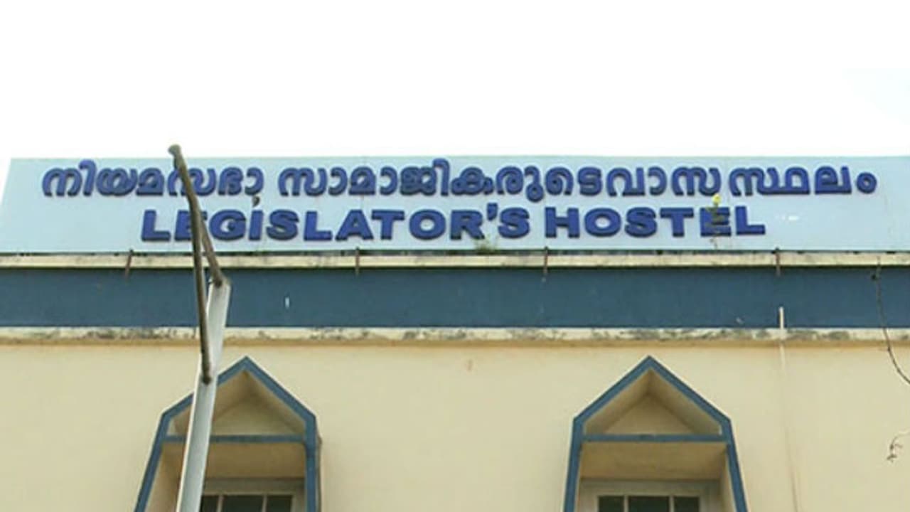 'എം.എല്.എ ഹോസ്റ്റലില് അപമര്യാദയായി പെരുമാറി'; ഡിവൈഎഫ്ഐ നേതാവിനെതിരെ കേസ് 'എം.എല്.എ ഹോസ്റ്റലില് അപമര്യാദയായി പെരുമാറി'; ഡിവൈഎഫ്ഐ നേതാവിനെതിരെ കേസ്