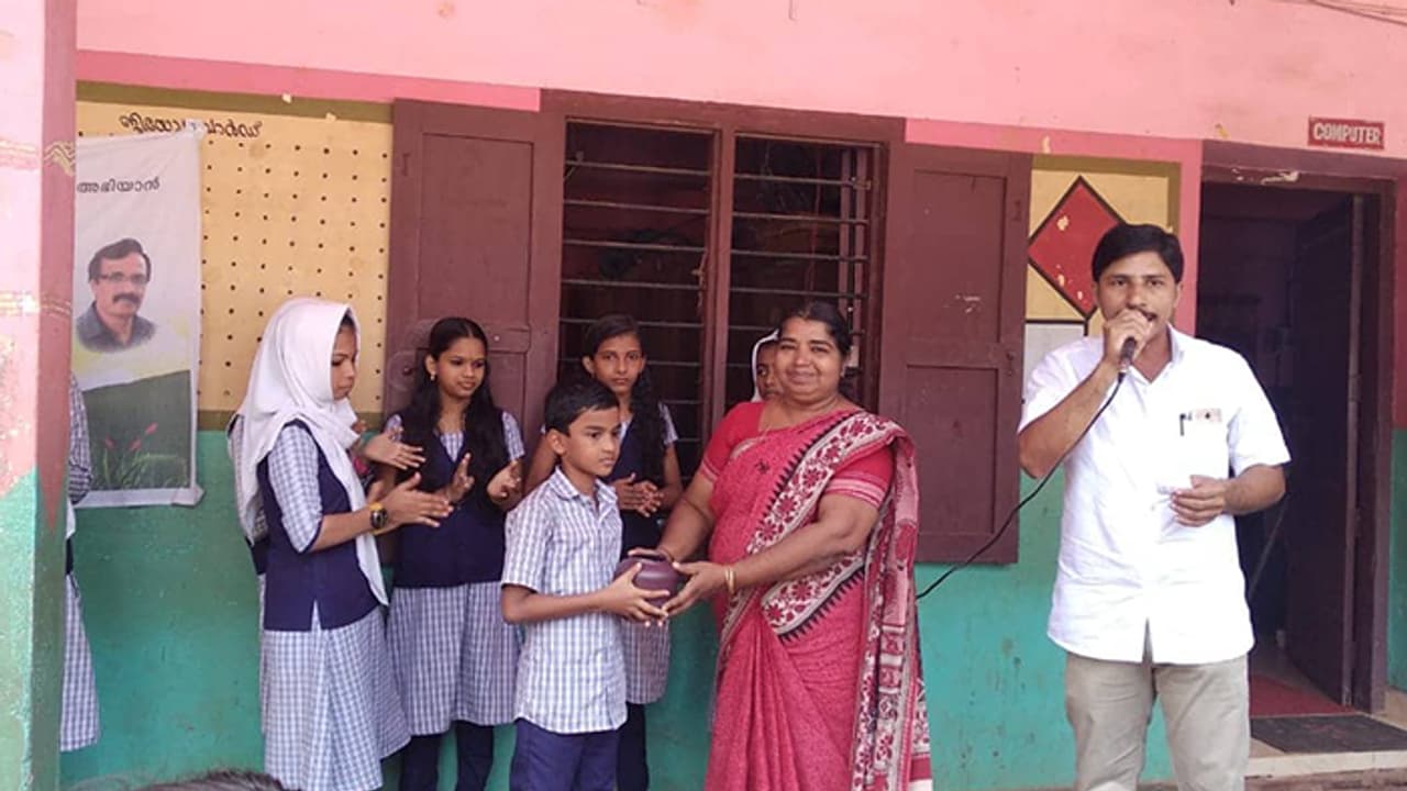 ദുരിതാശ്വാസ നിധിയിലേക്ക് തന്റെ പണക്കുടുക്കയുമായി എട്ടുവയസ്സുകാരൻ ദുരിതാശ്വാസ നിധിയിലേക്ക് തന്റെ പണക്കുടുക്കയുമായി എട്ടുവയസ്സുകാരൻ