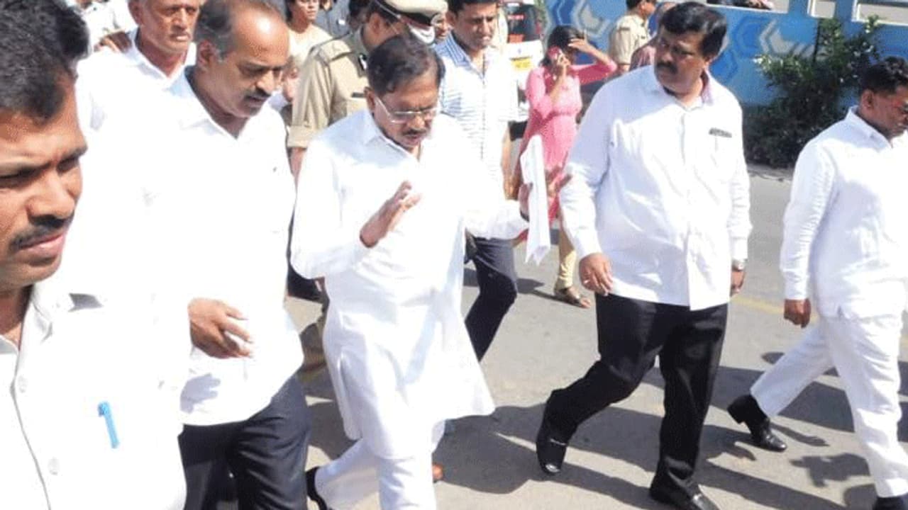 ಪರಮೇಶ್ವರ್ ಗೆ ವಿರಾಟ್ ದರ್ಶನ ಪರಮೇಶ್ವರ್ ಗೆ ವಿರಾಟ್ ದರ್ಶನ