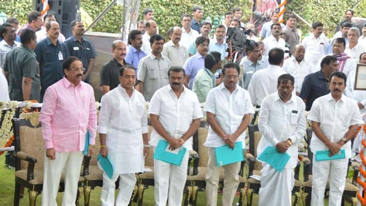 ముందస్తు ఎన్నికలు: ఫైళ్లతో మంత్రుల కుస్తీ.. ఉరుకులు, పరుగులు ముందస్తు ఎన్నికలు: ఫైళ్లతో మంత్రుల కుస్తీ.. ఉరుకులు, పరుగులు