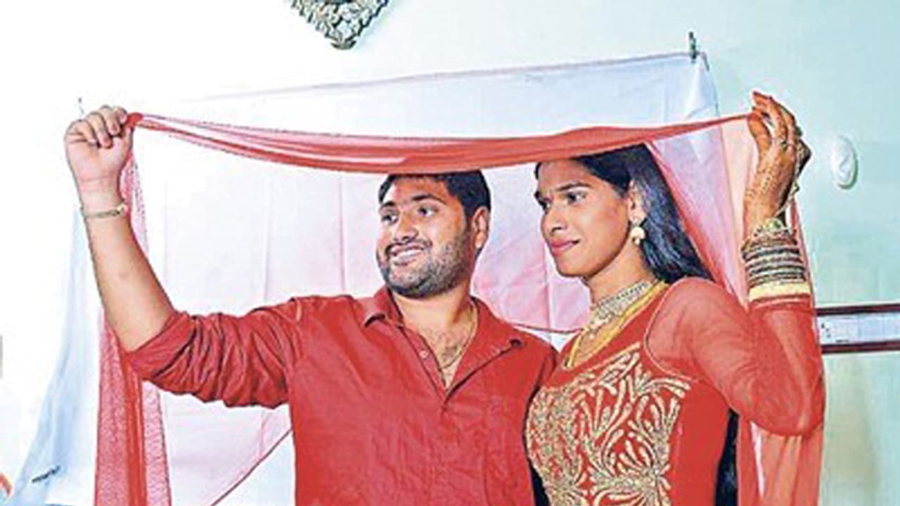 నాకు భర్త కావాలి.. పోలీస్ స్టేషన్ లో హిజ్రా నాకు భర్త కావాలి.. పోలీస్ స్టేషన్ లో హిజ్రా