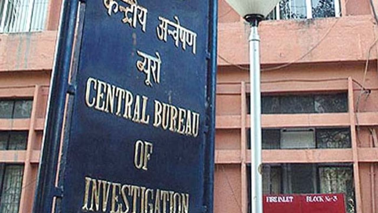 తమిళనాడు డీజీపీ, మంత్రి ఇళ్లపై సీబీఐ దాడులు తమిళనాడు డీజీపీ, మంత్రి ఇళ్లపై సీబీఐ దాడులు