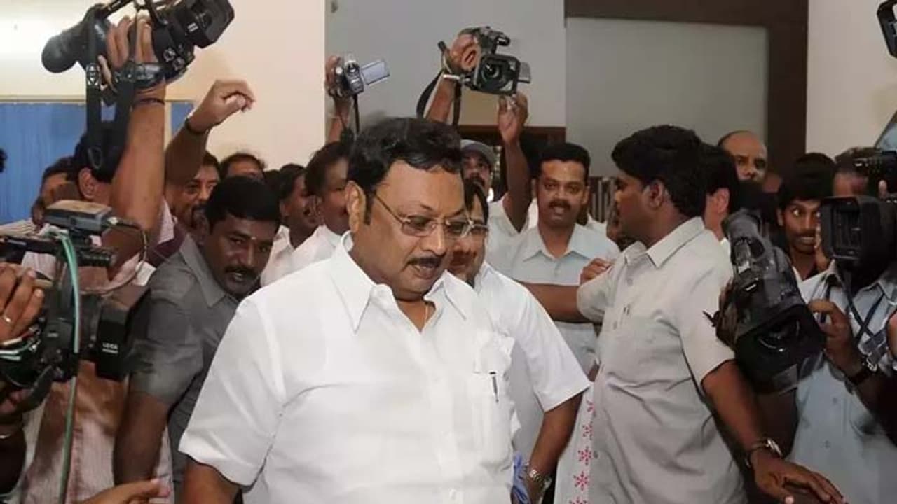 పార్టీ బలహీనంగా ఉంది.. నన్ను డీఎంకేలోకి తీసుకోండి: అళగిరి పార్టీ బలహీనంగా ఉంది.. నన్ను డీఎంకేలోకి తీసుకోండి: అళగిరి