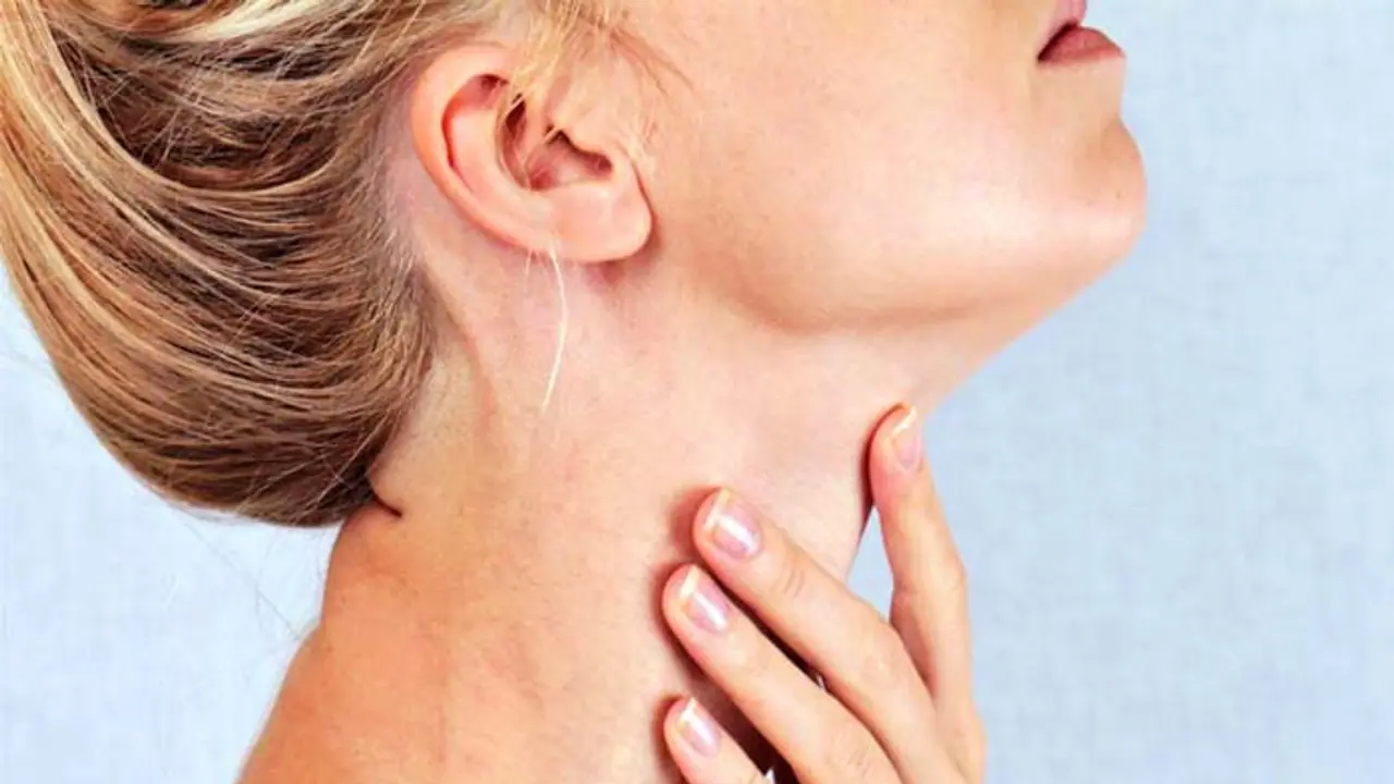 স্বাস্থ্যের পরিবর্তন ঘটছে! থাইরয়েড এর লক্ষণগুলো কী কী জেনে রাখুন স্বাস্থ্যের পরিবর্তন ঘটছে! থাইরয়েড এর লক্ষণগুলো কী কী জেনে রাখুন