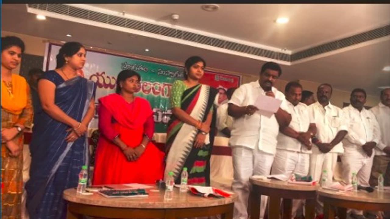 ఇక తెలంగాణలో జిట్టా, రాణిరుద్రమల రాజకీయ పార్టీ ఇక తెలంగాణలో జిట్టా, రాణిరుద్రమల రాజకీయ పార్టీ