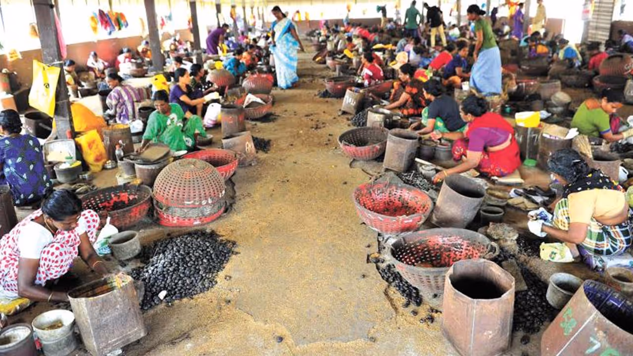 ജപ്തി ഭീഷണിയിലായി കേരളത്തിന്റെ കശുവണ്ടി മേഖല ജപ്തി ഭീഷണിയിലായി കേരളത്തിന്റെ കശുവണ്ടി മേഖല