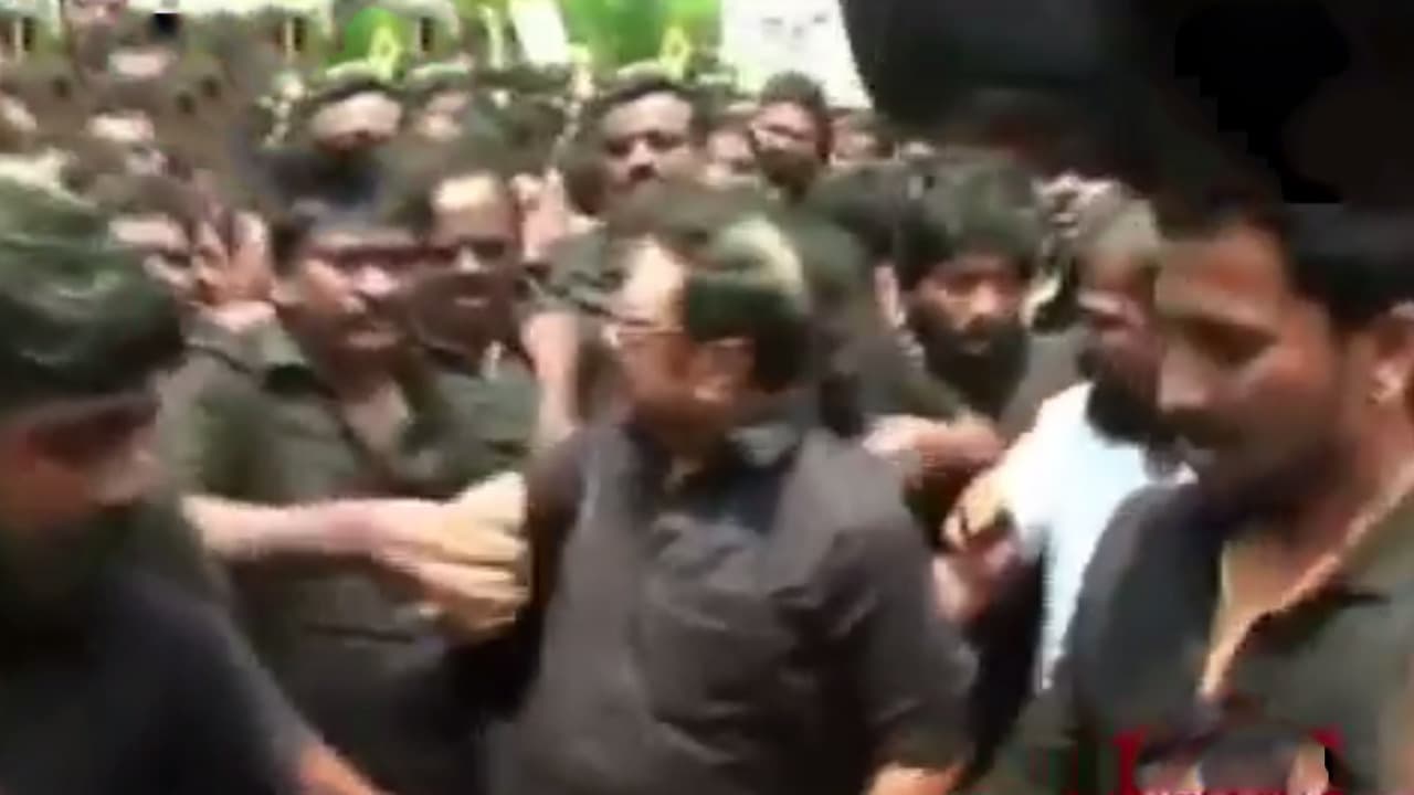 தொண்டரின் கன்னத்தில் பளார் விட்ட அழகிரி... டென்ஷனான அஞ்சா நெஞ்சன்! தொண்டரின் கன்னத்தில் பளார் விட்ட அழகிரி... டென்ஷனான அஞ்சா நெஞ்சன்!